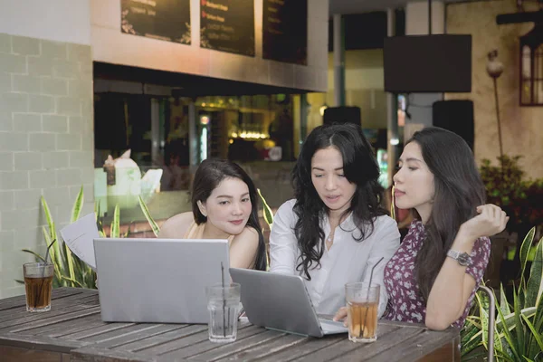 Female students studying with laptop in the cafe — Stock Photo, Image