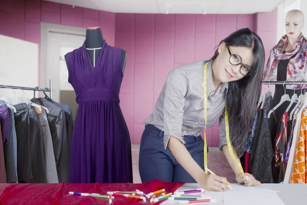 Kvinnliga designer dragningar skissa på kontoret — Stockfoto
