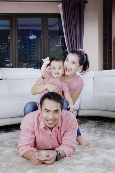Vader met zijn kind en een vrouw in appartement — Stockfoto