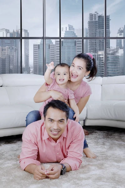 Fadern spelar med hans fru och barn — Stockfoto