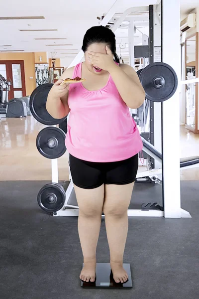 Mulher gorda com escalas no centro de fitness — Fotografia de Stock