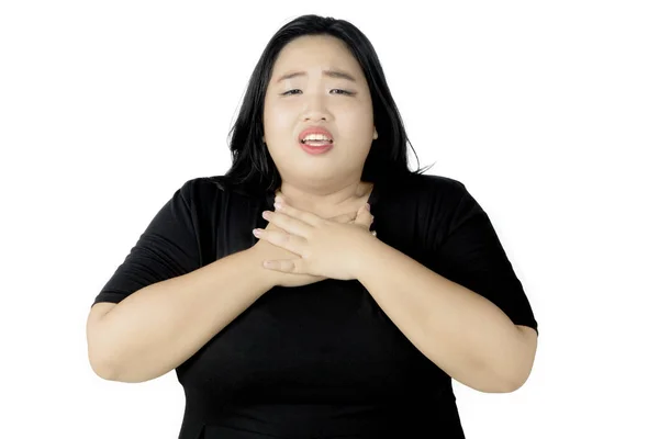 У толстой женщины приступ астмы в студии — стоковое фото