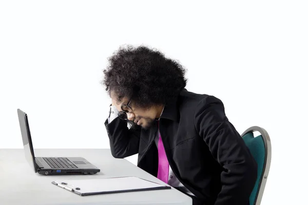 Depressief manager met laptop op studio — Stockfoto