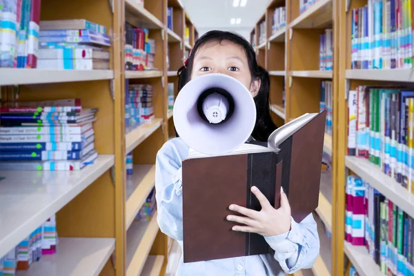 Carino studentessa gridando in biblioteca — Foto Stock