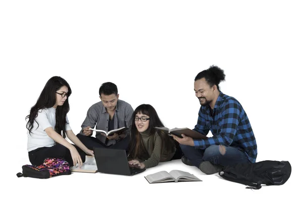 Estudantes universitários estudando no chão — Fotografia de Stock