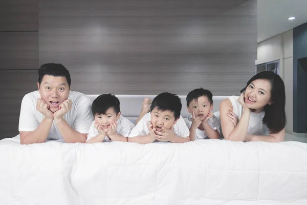 Chinese familie samen op het bed liggen — Stockfoto