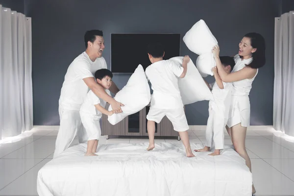 Китайські родини, боротьба з подушкою в спальні — стокове фото
