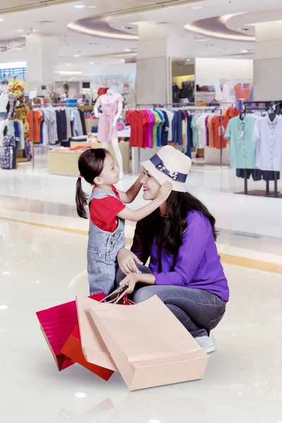 Kind met moeder in de kledingwinkel — Stockfoto