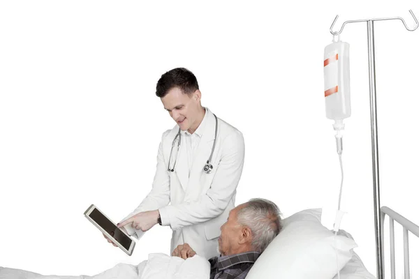 Médecin caucasien avec tablette et patient en studio — Photo