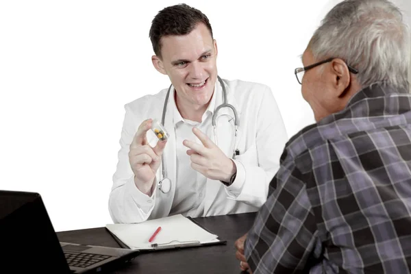 Kaukasischer Arzt erklärt Medizin im Studio — Stockfoto