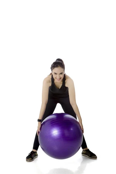 Araberin trainiert mit Fitnessball im Studio — Stockfoto