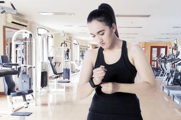 Arabische vrouw met smartwatch in het fitnesscenter — Stockfoto