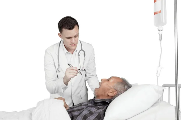 Amerikanischer Arzt untersucht Kehle seines Patienten — Stockfoto