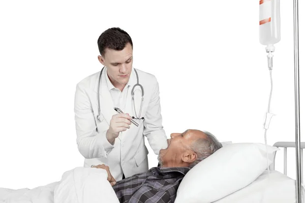 Médico americano examinando garganta de su paciente — Foto de Stock