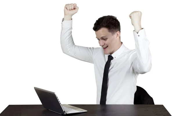 Hombre de negocios americano celebra su éxito en el estudio — Foto de Stock