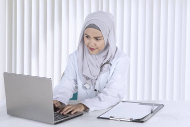 Klinikte dizüstü bilgisayar ile Müslüman hekim
