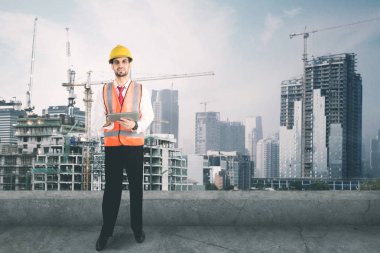 İtalyan foreman tablet çatı katında kullanır.