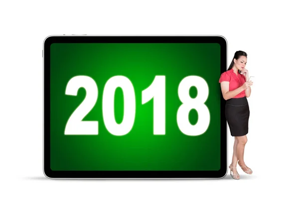 Jonge zakenvrouw permanent met nummer 2018 — Stockfoto