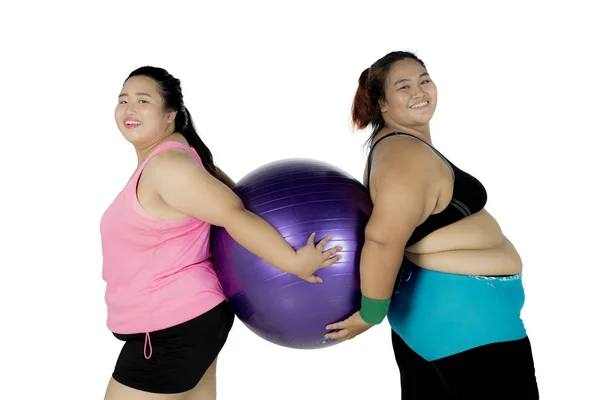 Dos mujeres gordas con pelota de fitness en el estudio — Foto de Stock