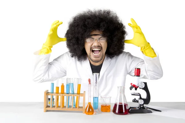 Benadrukt wetenschapper chemische onderzoek gedaan op studio — Stockfoto