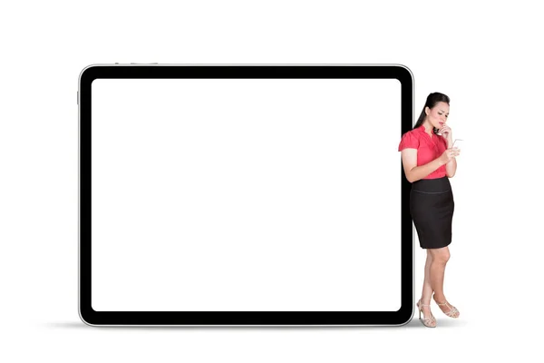 Pretty businesswoman standing with a blank tablet — Stock Photo, Image