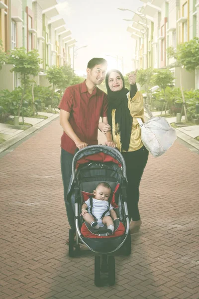 Famiglia musulmana con bambino nella strada degli alloggi — Foto Stock
