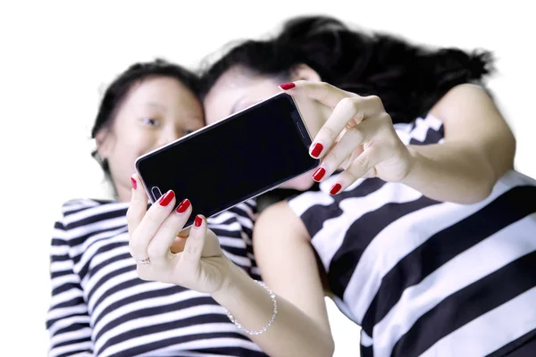 Madre e hija tomando una foto selfie — Foto de Stock