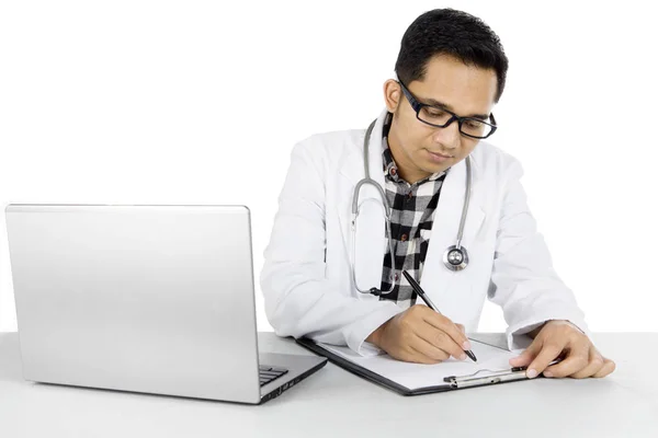 Médecin masculin avec presse-papiers en studio — Photo