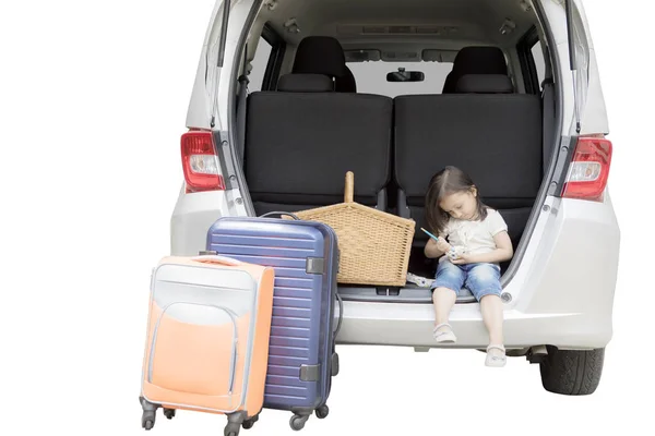 Menina sentada no porta-malas do carro — Fotografia de Stock