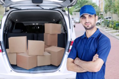 Minibüsü duran kendine güvenen Arap kurye