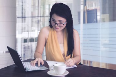 güzel iş kadını ofiste çalışan