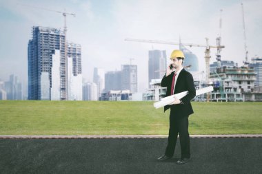 Arap mimar insaatta dolasirken