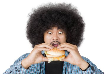 Afro adam çizburger üzerinde studio ile şaşırmış görünüyor
