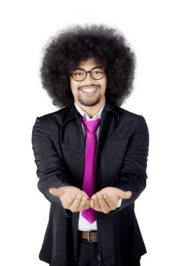 Afro işadamı bir şey studio gösterilen