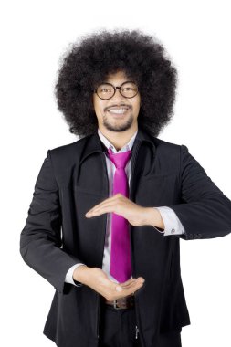 Afrika işadamı bir şey studio tutan