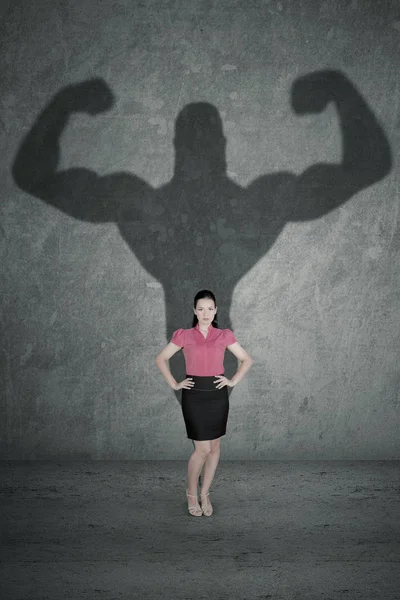 Emprendedora con su fuerte sombra — Foto de Stock