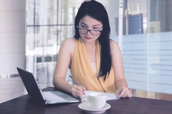 Femme entrepreneur fait rapport dans le bureau — Photo