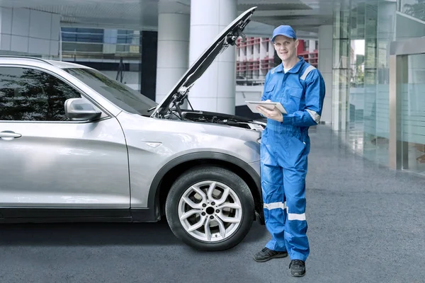 Europejski mechanik naprawy samochodu z tabletem — Zdjęcie stockowe