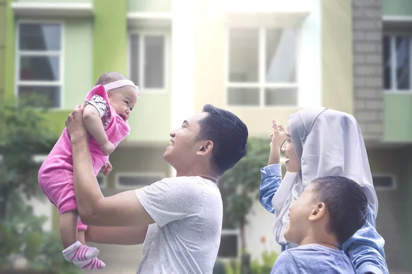 Bayi lucu bermain dengan keluarganya di luar rumah — Stok Foto