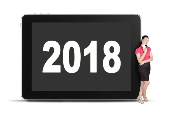 Kaukasische zakenvrouw leunend met nummer 2018 — Stockfoto