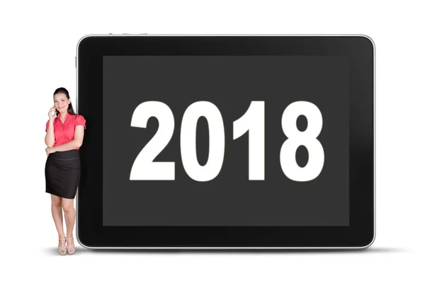 Imprenditrice con telefono e numero 2018 — Foto Stock