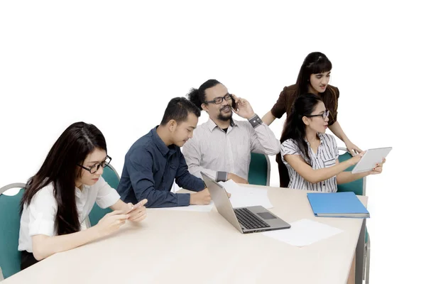 Gente de negocios usando dispositivos digitales en el estudio —  Fotos de Stock