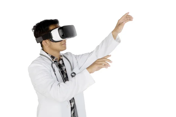 Médico asiático con gafas de realidad virtual en el estudio —  Fotos de Stock