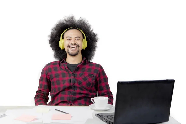 Afro muž se sluchátky na studio — Stock fotografie