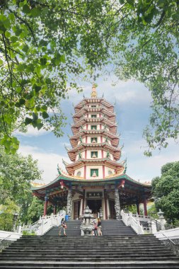 Avalokitesvara pagoda doğru yürüyen turist