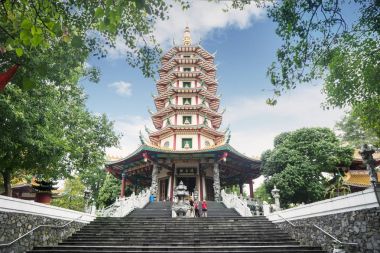 Turist Avalokitesvara pagoda duruyor
