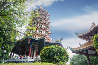 Vihara Buddhagaya Watugong üzerinde güzel mavi gökyüzü