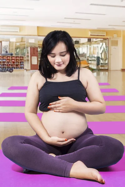 Young woman doing a yoga in pregnancy — Stock Photo, Image