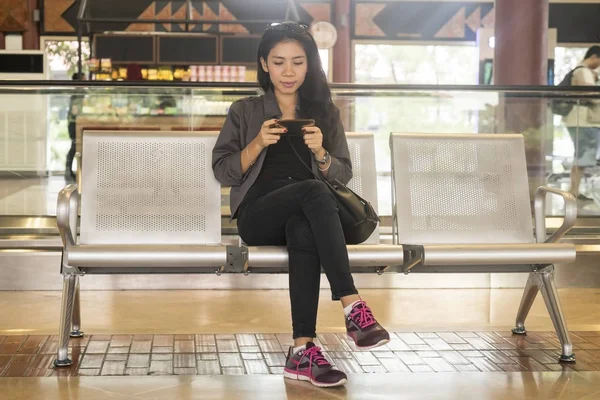 Jakarta Indonesia November 2017 Asian Woman Playing Games Mobile Phone — Stock Photo, Image