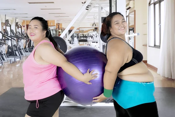 Two overweight women holding a fitness ball — Φωτογραφία Αρχείου